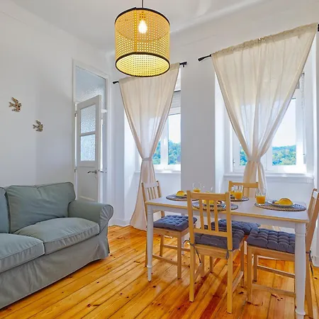 Portucale ! Cosy 2 Bedroom Campo Ourique Апартаменты Лиссабон