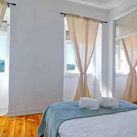 Portucale ! Cosy 2 Bedroom Campo Ourique Апартаменты Лиссабон